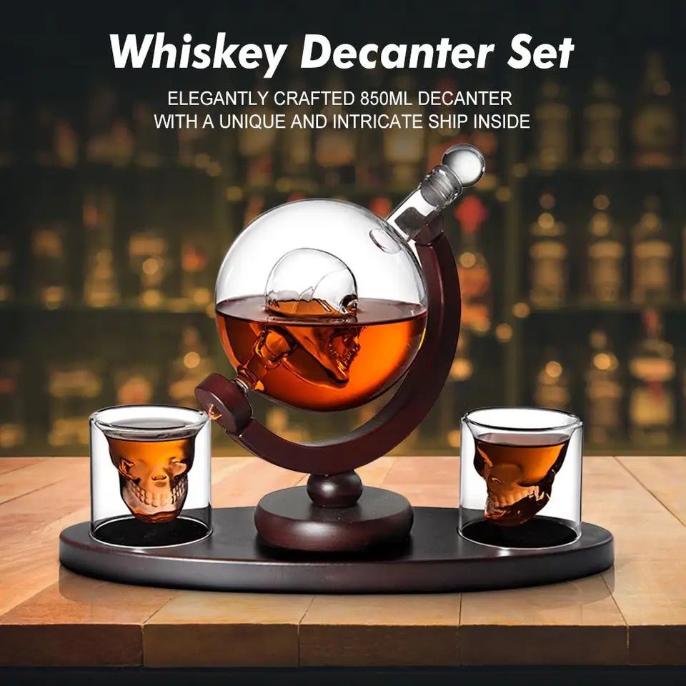 Set pentru Cognac, Whiskey, Sticla-decantor model Cap de Mort si 2 pahare