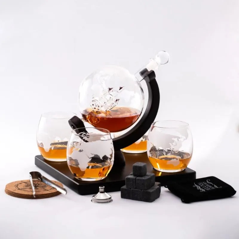 Set decantor cu doua/patru pahare din sticla, design Glob Pamantesc, cu suport de lemn, 850 ml